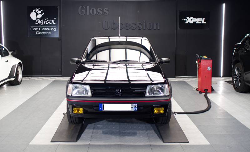 Revivez l'Éclat de votre 205 GTI avec Gloss Obsession près de Vannes : Polissage, Traitement Céramique et Plus.