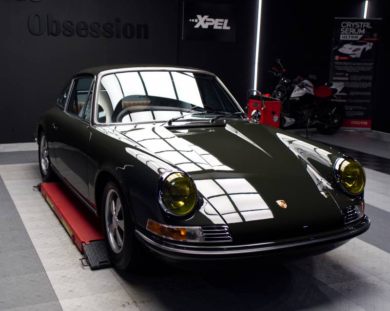 Préservation ultime pour cette Porsche 911 2.2 : le film de protection PPF XPEL protège sa carrosserie d’époque contre les rayures et impacts.